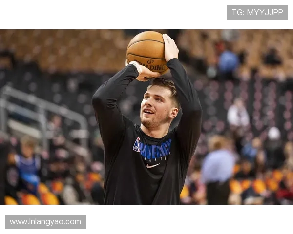 东契奇与波尔津吉斯的搭档在2022年雄鹿对决中展现哪些协同效应